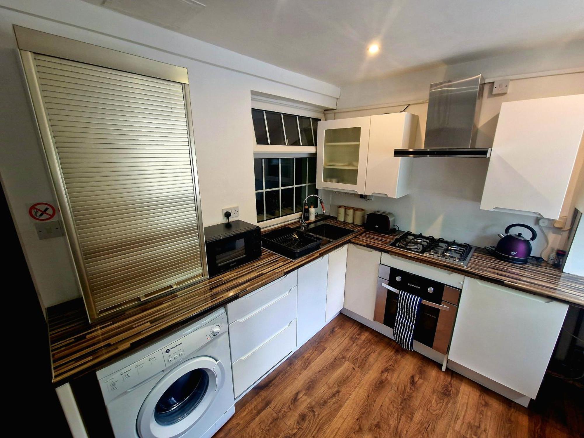 Private Courtyard Apartment In Bradford With Parking Shipley  Exterior photo